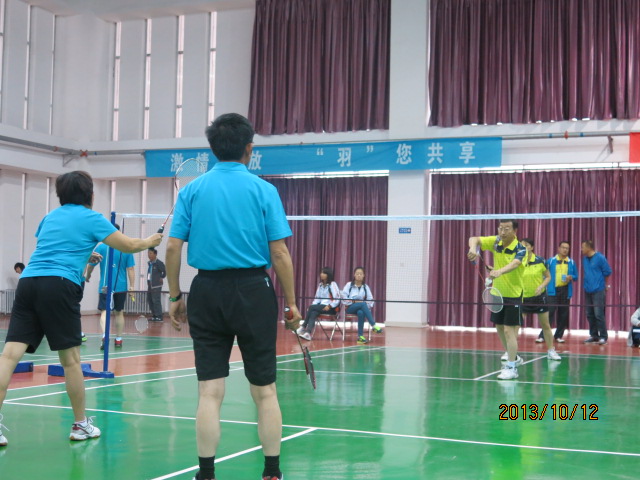 万象城官网在自治区首届高校教职工羽毛球比赛中取得优异成绩