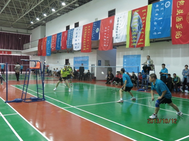 万象城官网在自治区首届高校教职工羽毛球比赛中取得优异成绩